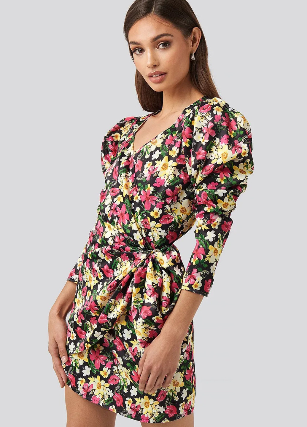 Комбинированное кэжуал платье на запах NA-KD с цветочным принтом