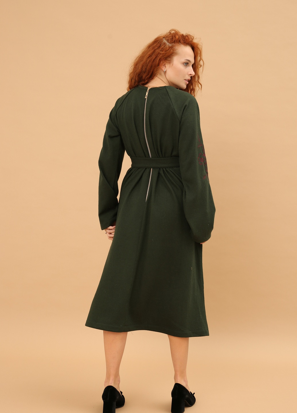 Зелена кежуал сукня трапеція з вишивкою на рукаві INNOE однотонна