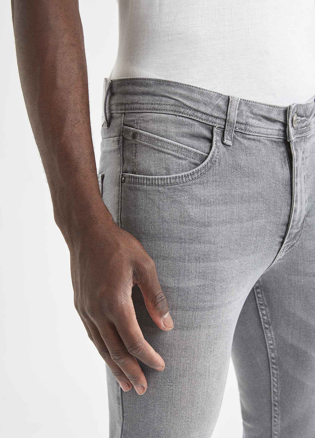 Серые демисезонные укороченные, зауженные джинсы DeFacto
