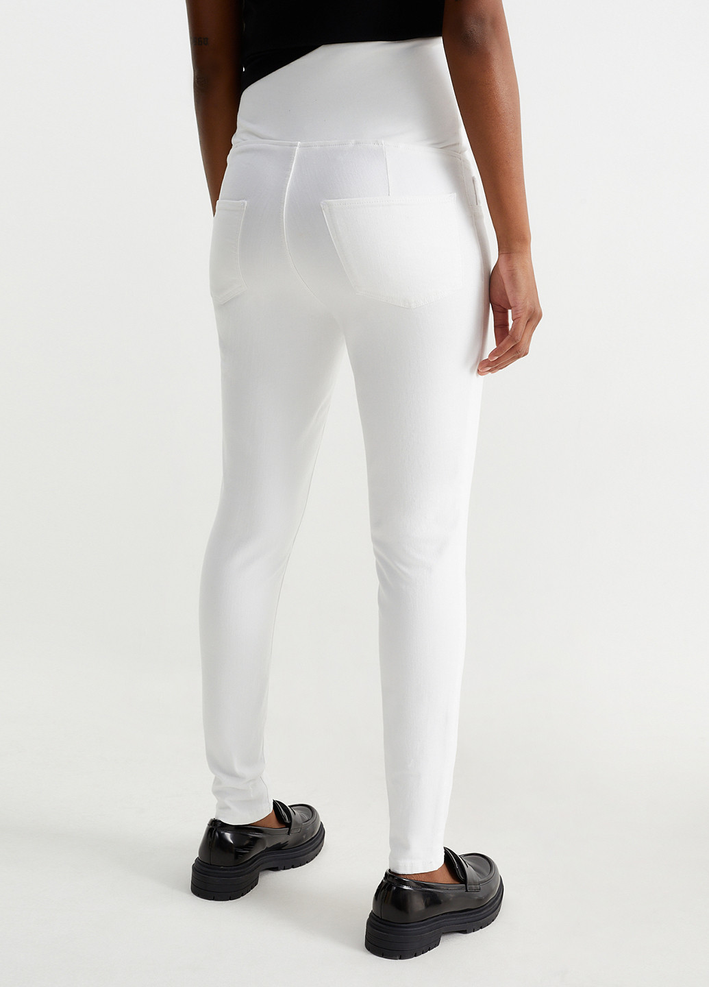 Белые демисезонные джеггинсы для беременных C&A