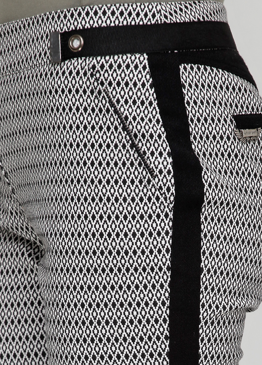 Черно-белые кэжуал демисезонные зауженные брюки Huit Six Sept