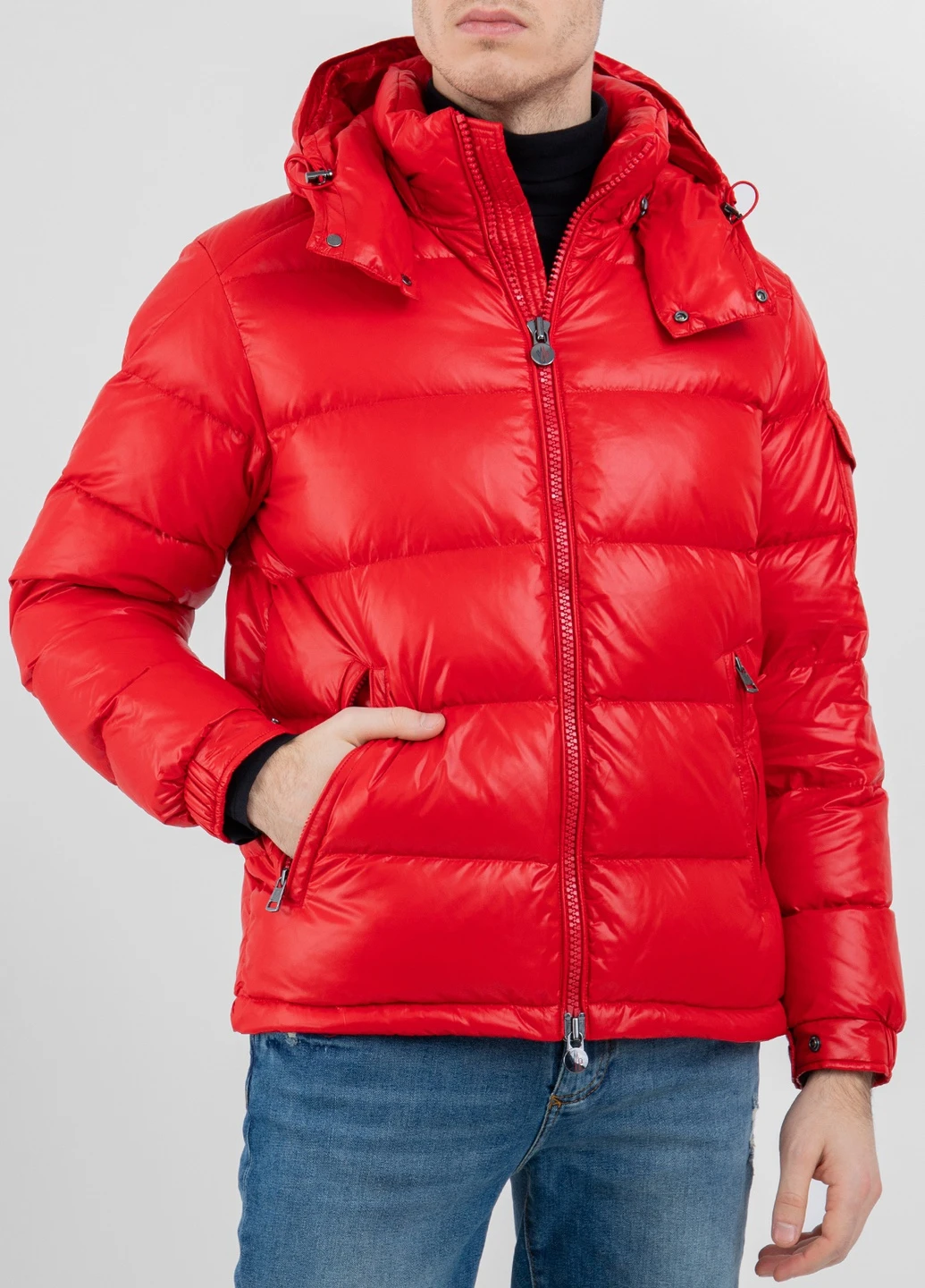 Красная зимняя куртка Moncler