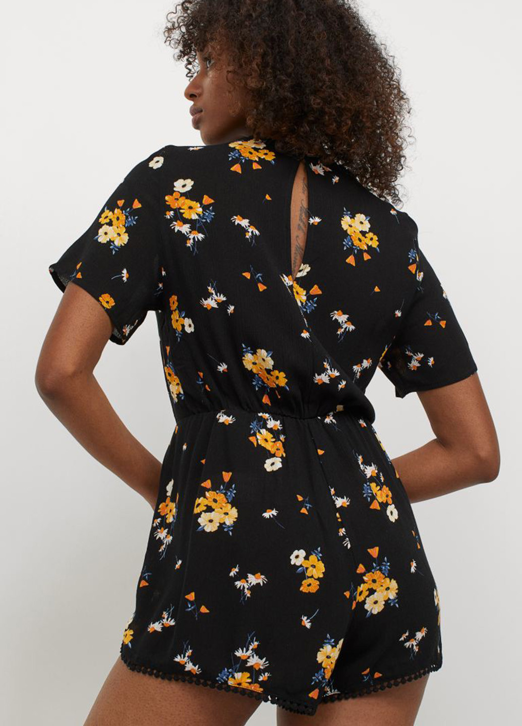 Комбінезон H&M комбінезон-шорти квітковий чорний кежуал віскоза