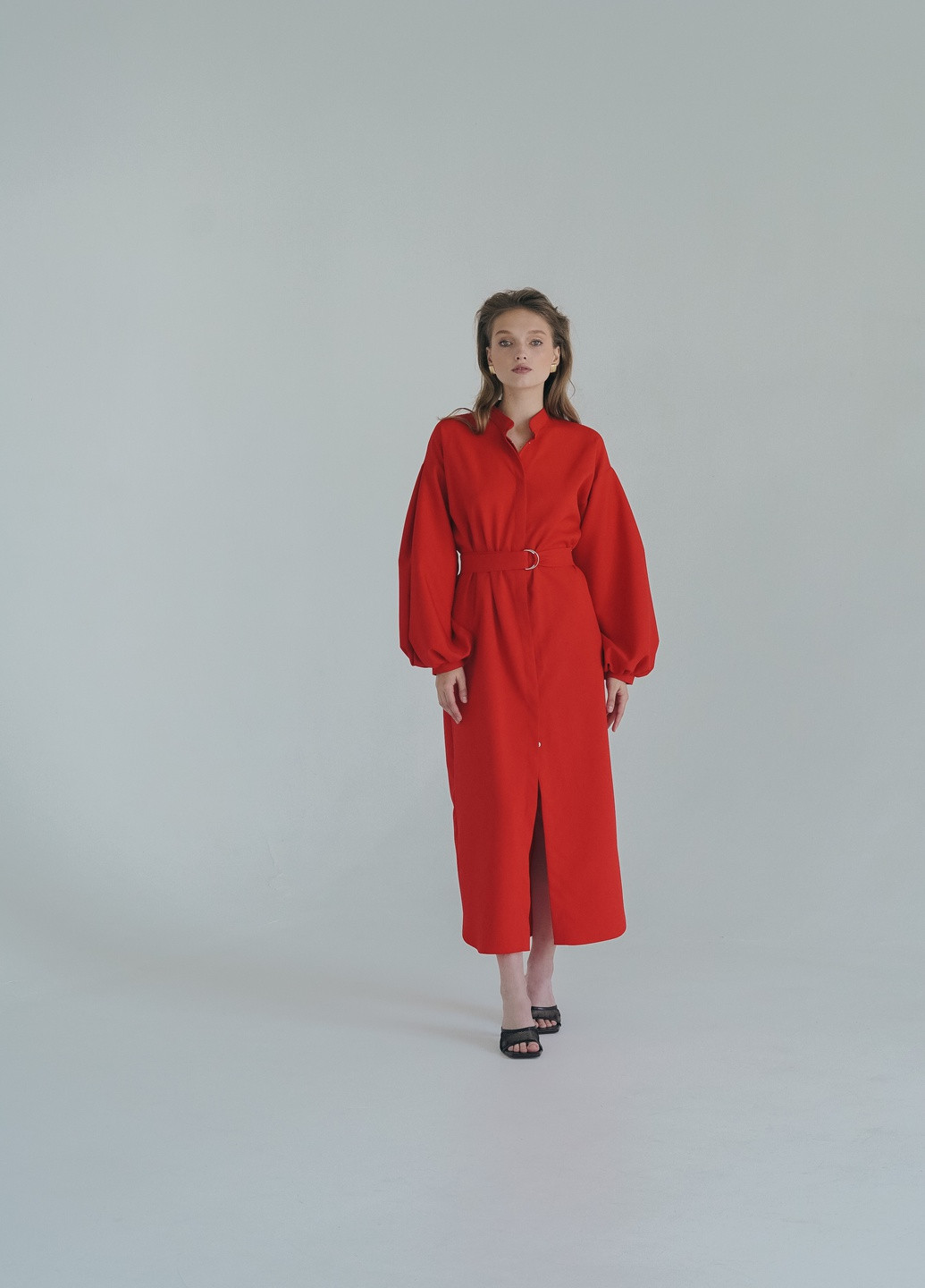 Красное джинсовое красное платье-рубашка с рукавами-фонариками и поясом lille Lipinskaya Brand однотонное