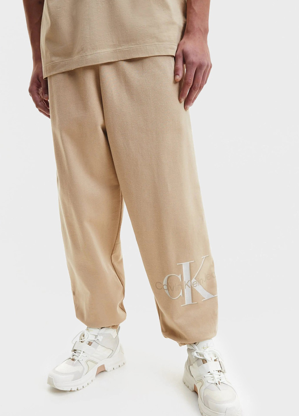 Бежевые кэжуал демисезонные джоггеры брюки Calvin Klein Jeans