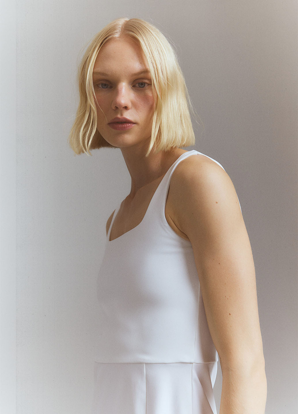 Белое спортивное платье H&M однотонное