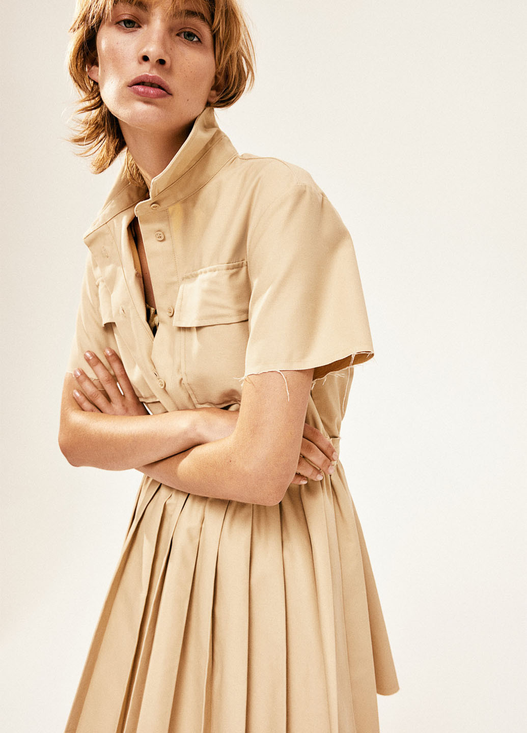 Светло-бежевое кэжуал платье плиссированное, рубашка H&M однотонное