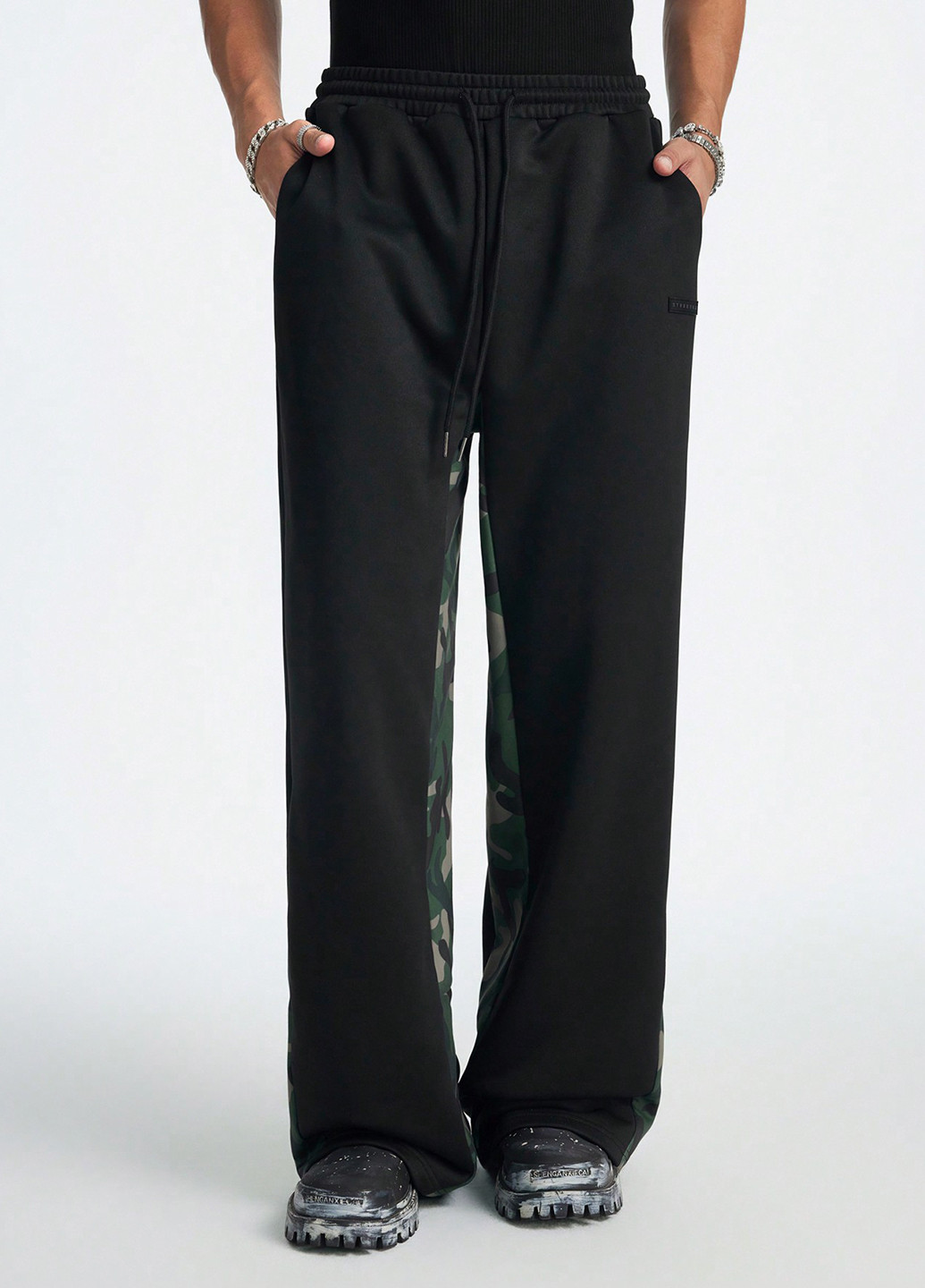 Черные спортивные демисезонные брюки SHEIN