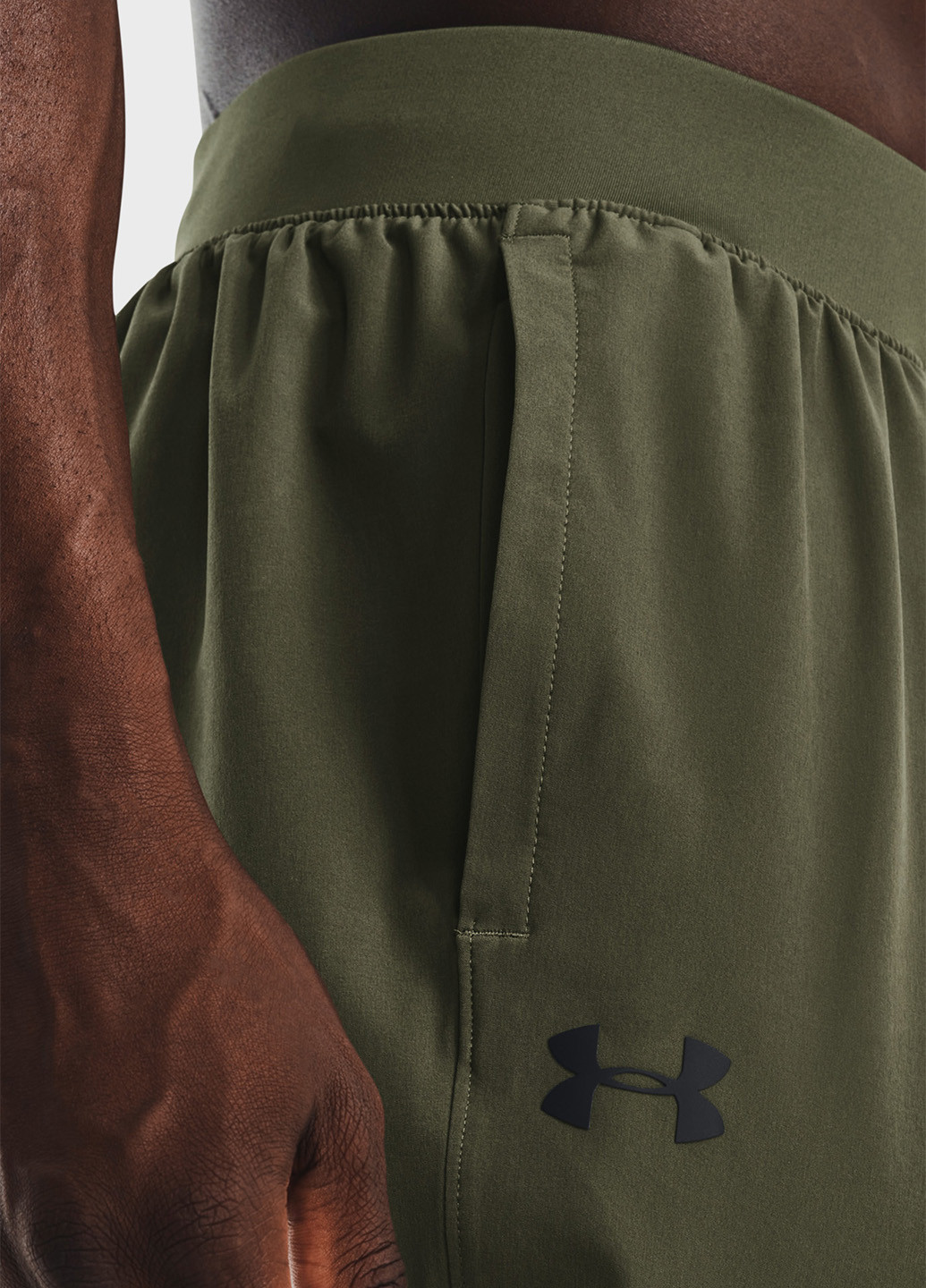 Оливковые спортивные демисезонные зауженные брюки Under Armour
