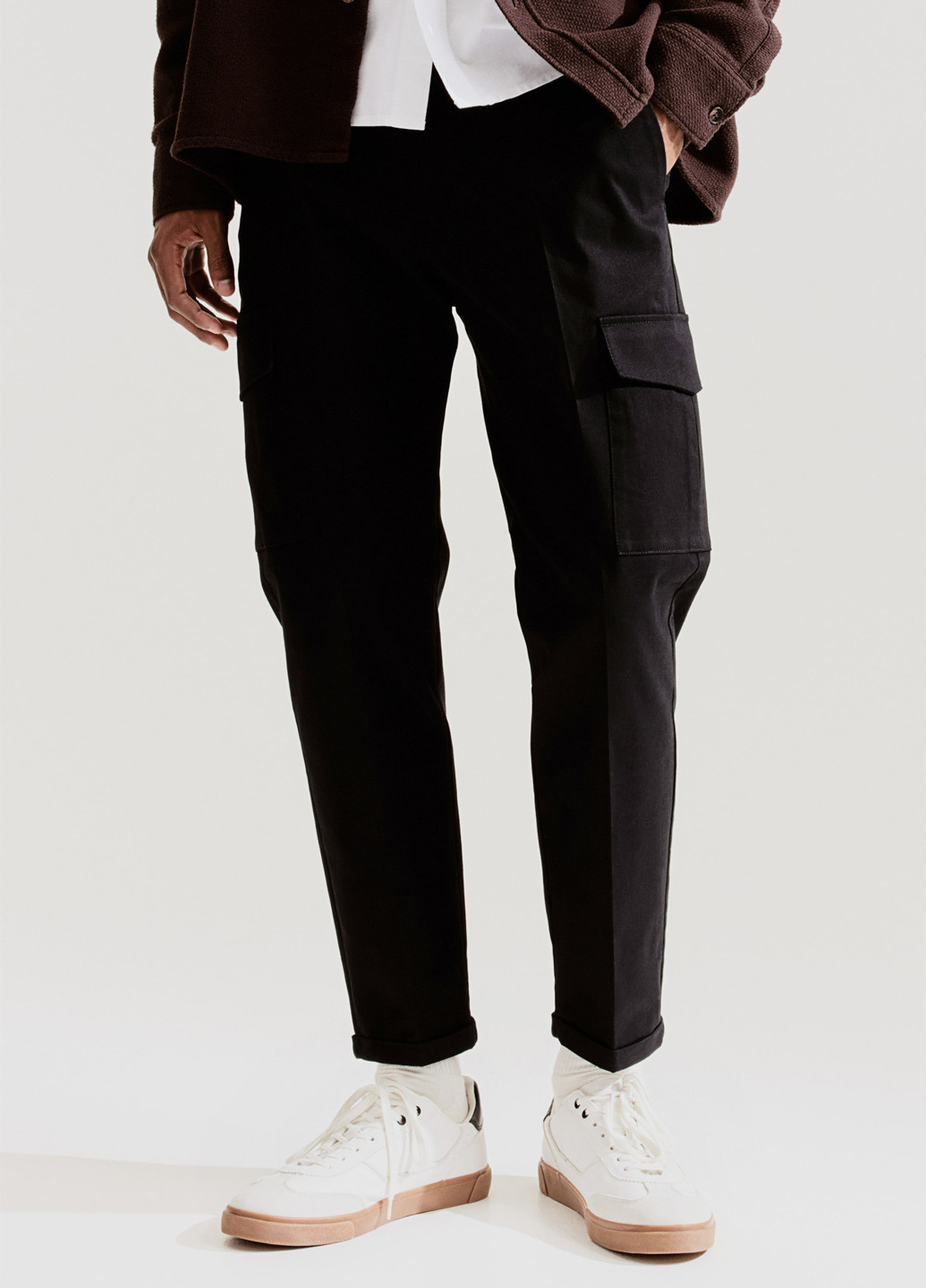 Черные кэжуал демисезонные укороченные, зауженные, карго брюки H&M