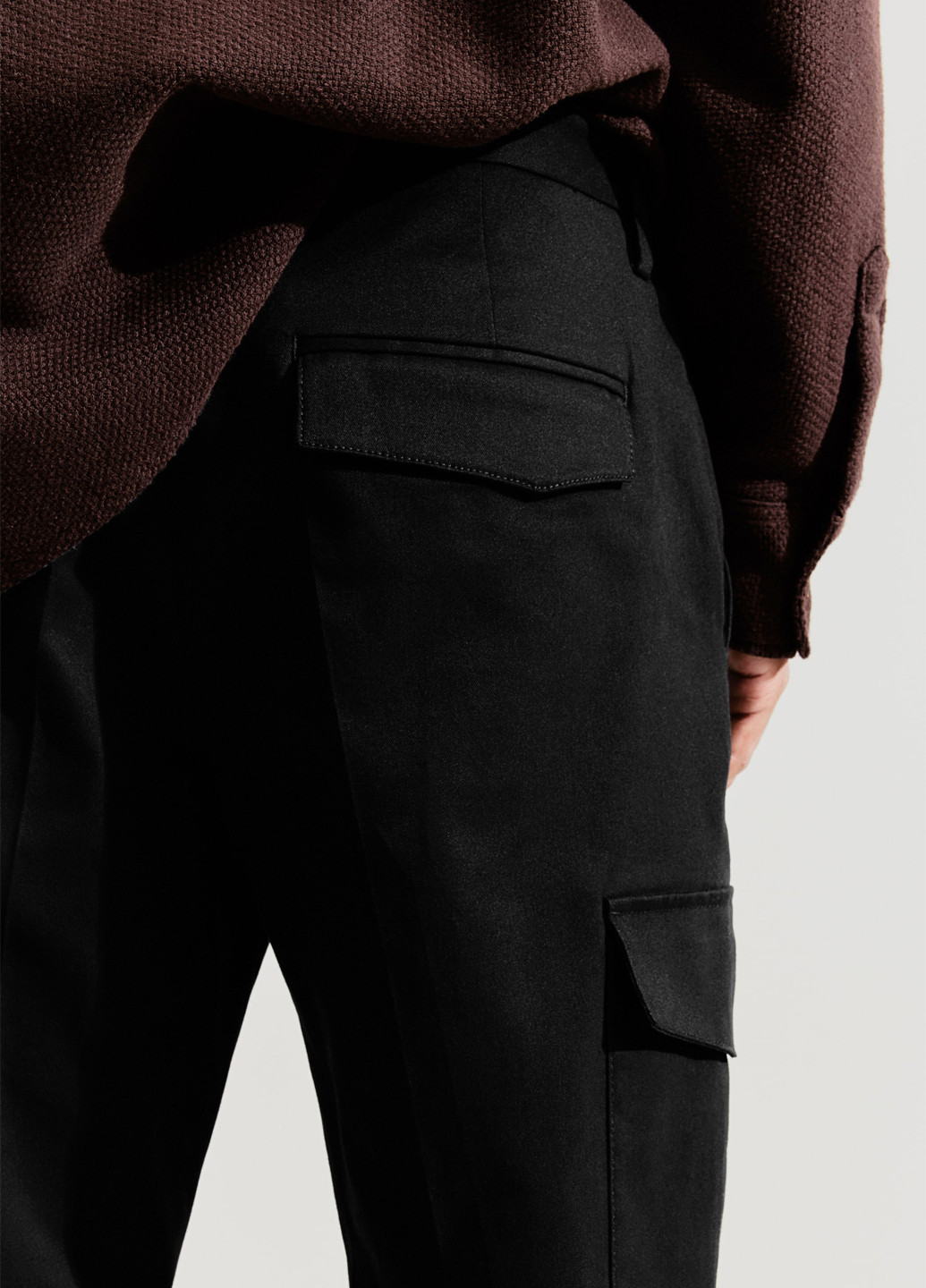 Черные кэжуал демисезонные укороченные, зауженные, карго брюки H&M