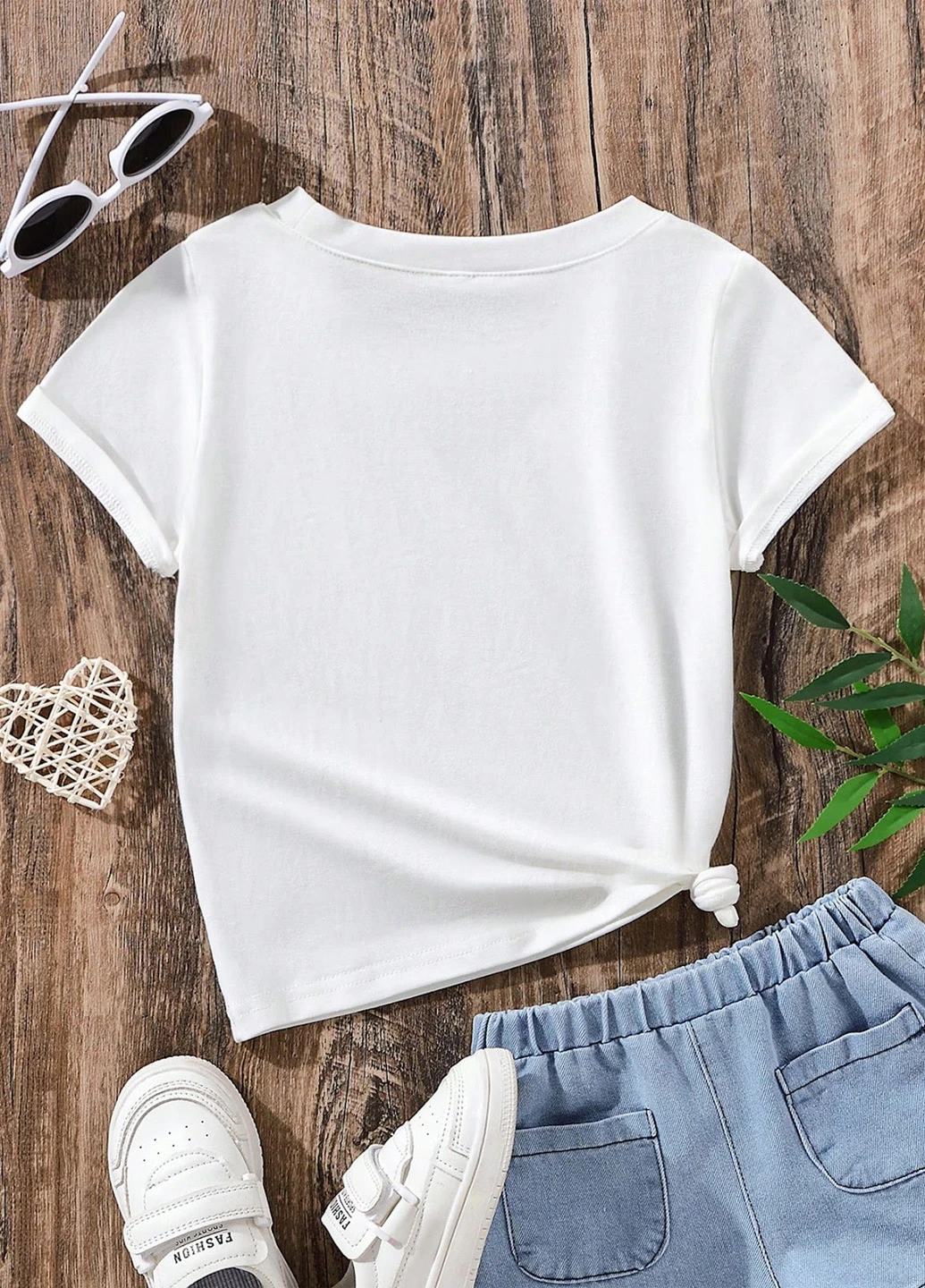 Белая летняя футболка SHEIN