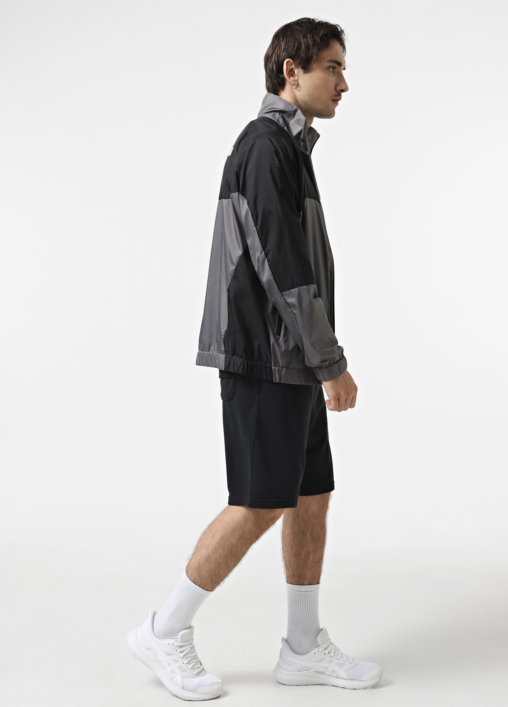 Сіра демісезонна вітровка The North Face