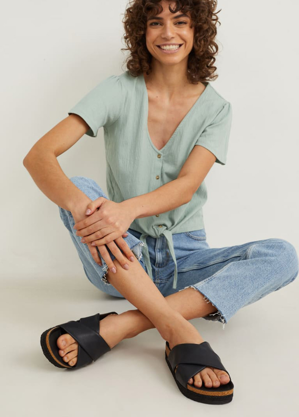 Черные шлепанцы C&A