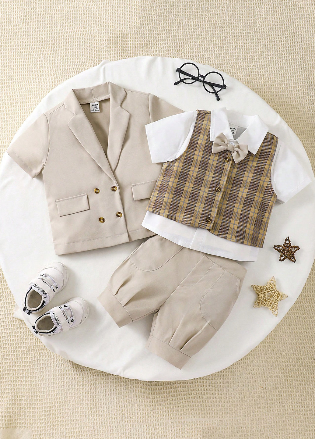 Светло-бежевый демисезонный костюм (пиджак, рубашка, жилет, шорты, бабочка) с рубашкой, с шортами SHEIN