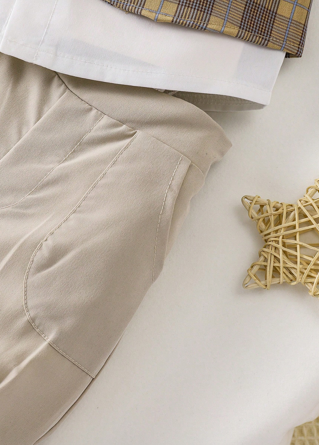 Светло-бежевый демисезонный костюм (пиджак, рубашка, жилет, шорты, бабочка) с рубашкой, с шортами SHEIN