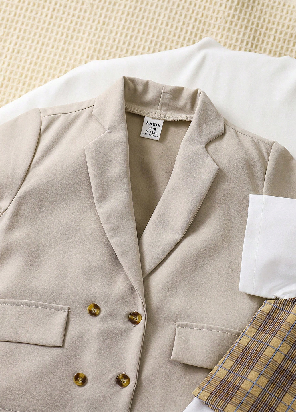 Светло-бежевый демисезонный костюм (пиджак, рубашка, жилет, шорты, бабочка) с рубашкой, с шортами SHEIN