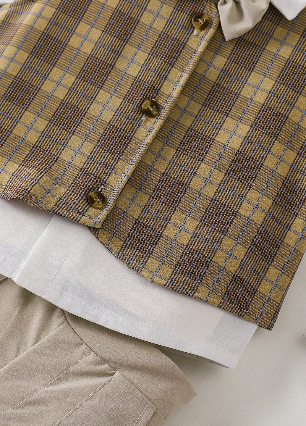 Светло-бежевый демисезонный костюм (пиджак, рубашка, жилет, шорты, бабочка) с рубашкой, с шортами SHEIN