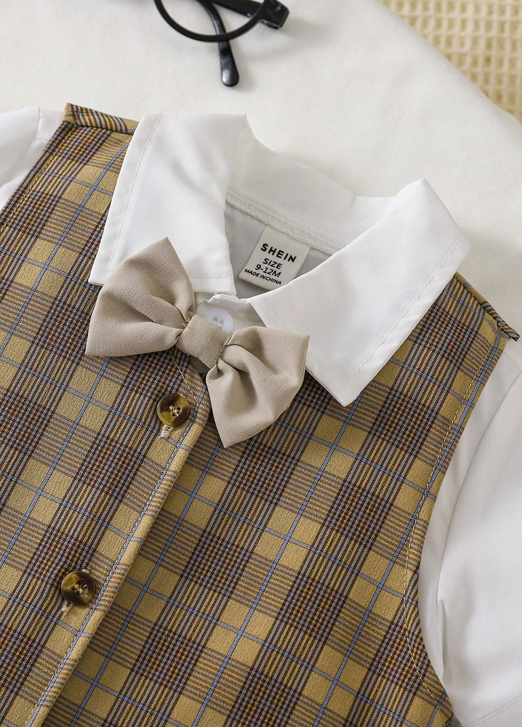 Светло-бежевый демисезонный костюм (пиджак, рубашка, жилет, шорты, бабочка) с рубашкой, с шортами SHEIN