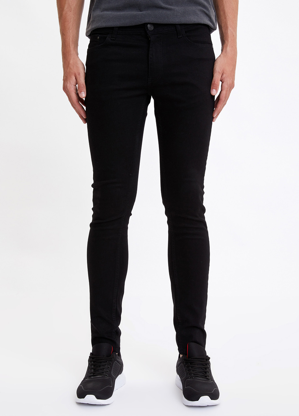 Черные демисезонные зауженные джинсы DeFacto