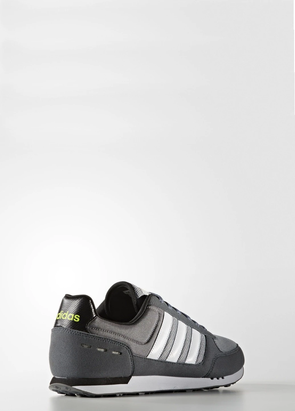 Сірі кросівки демісезон adidas