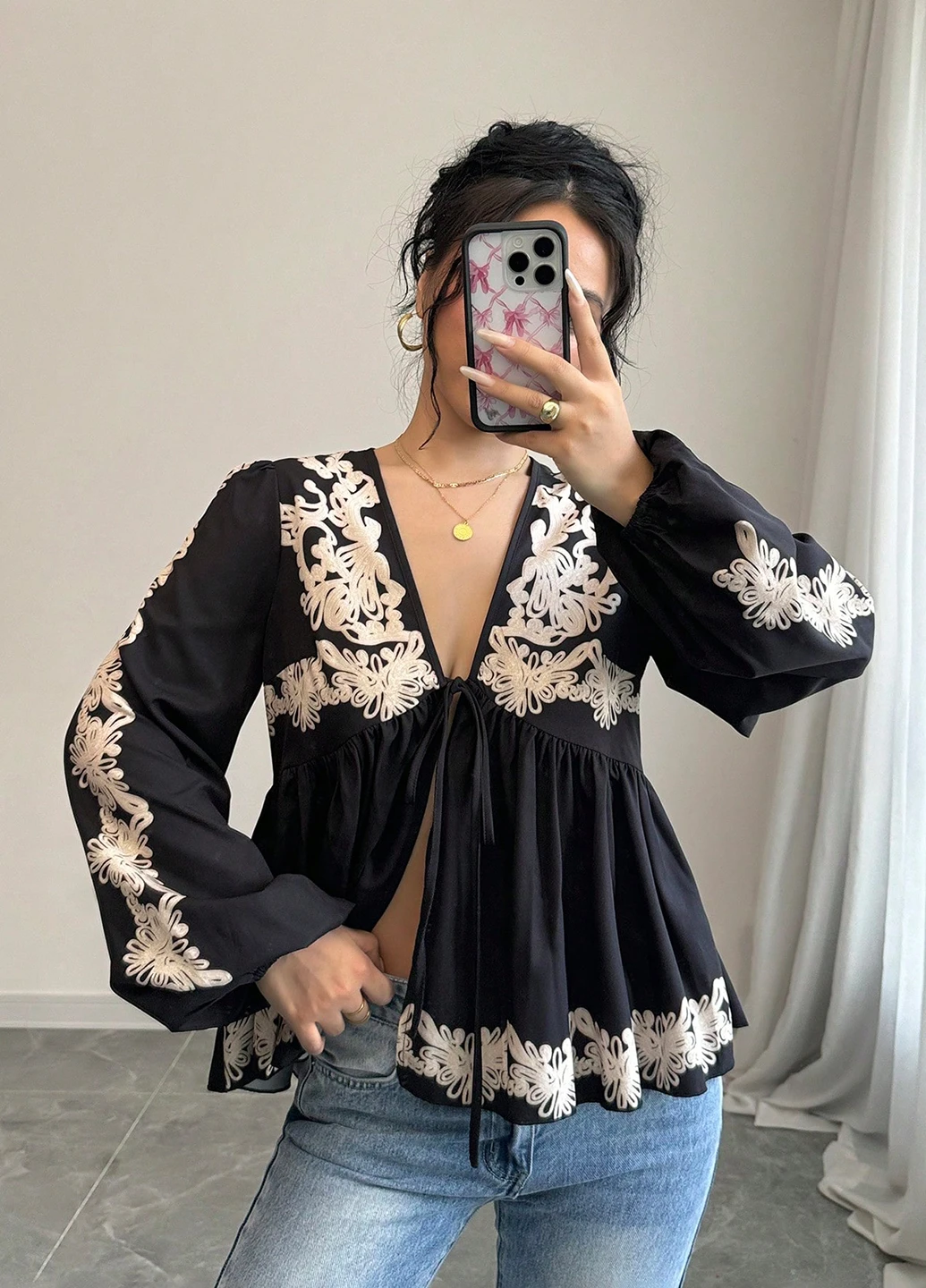 Чорна блуза з баскою SHEIN