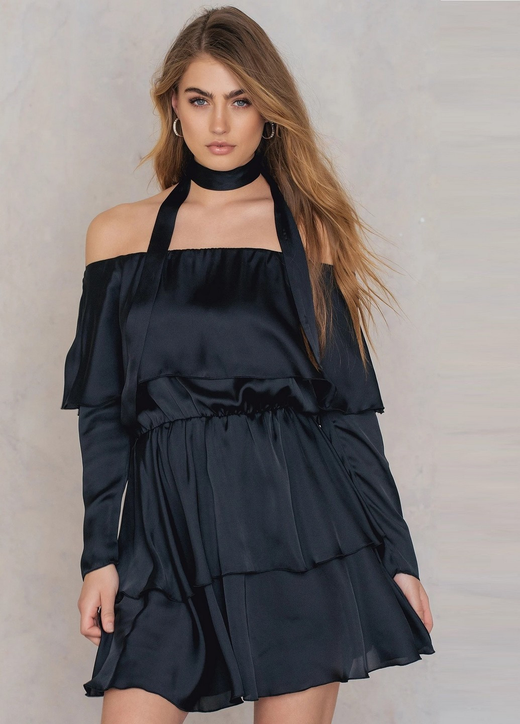 Чорна кежуал плаття, сукня з відкритими плечима NA-KD однотонна
