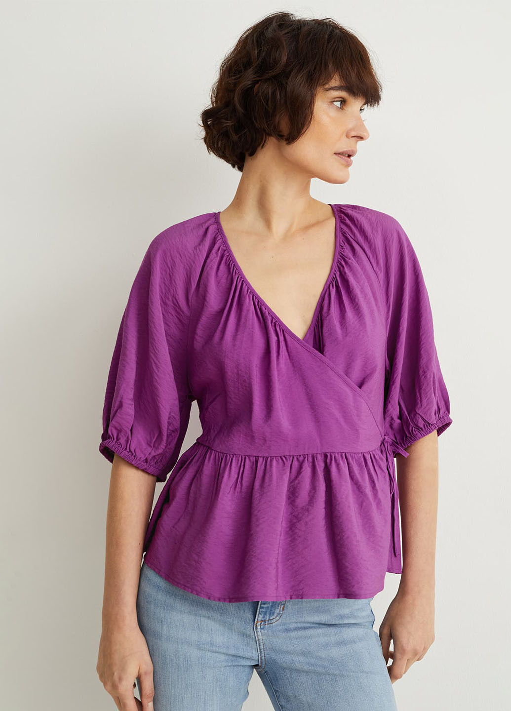 Фиолетовая блуза на запах, с баской C&A