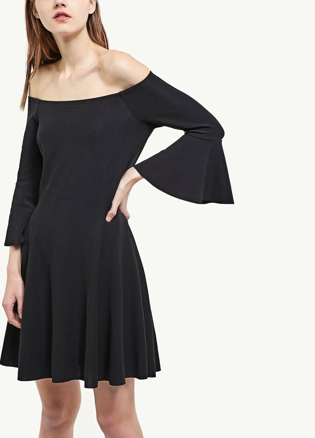 Черное кэжуал платье с открытыми плечами, клеш Stradivarius однотонное
