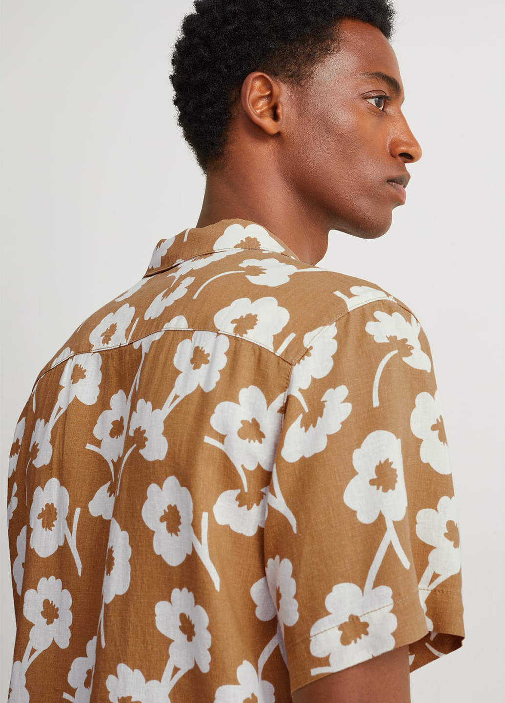 Темно-бежевая кэжуал рубашка с цветами C&A