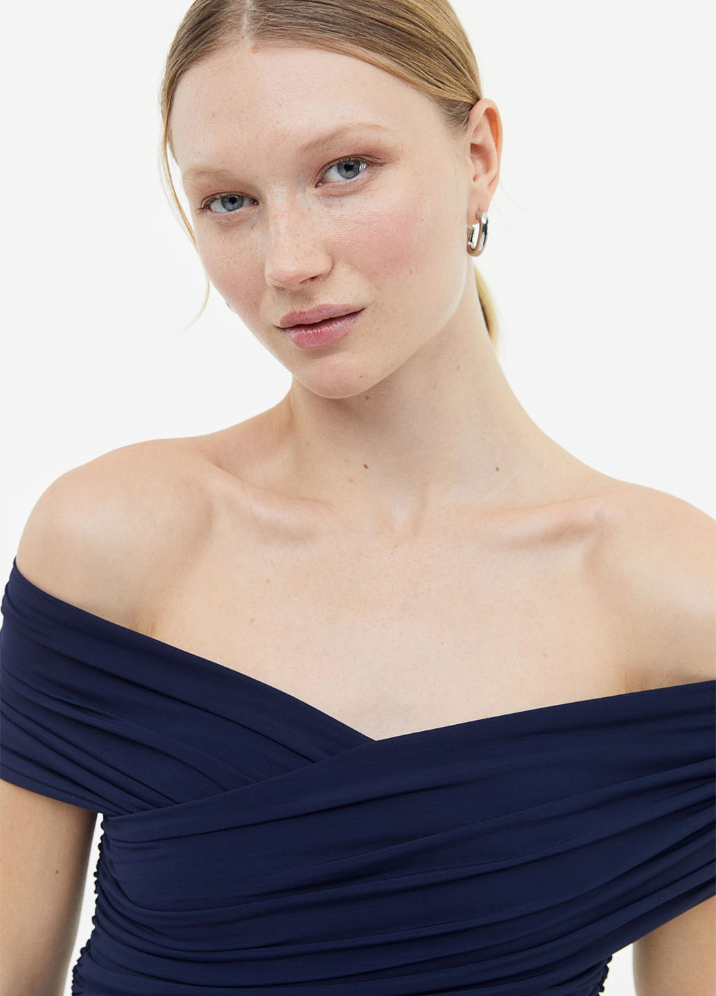 Синя кежуал сукня з відкритими плечима H&M однотонна