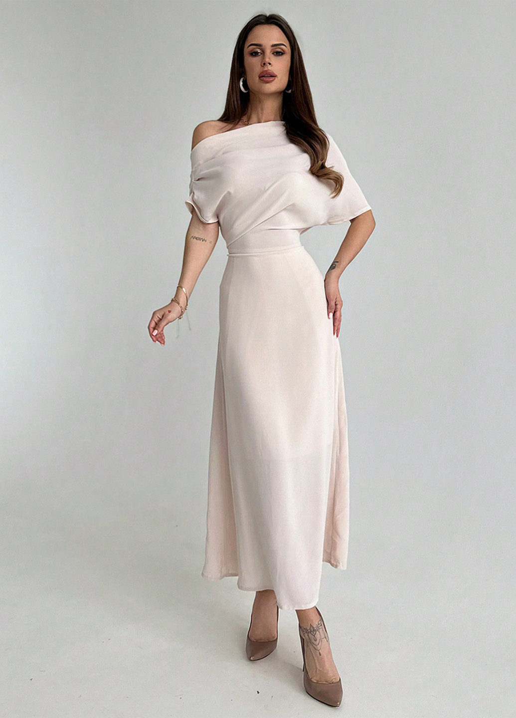 Айвори вечернее платье клеш, с открытой спиной SHEIN однотонное