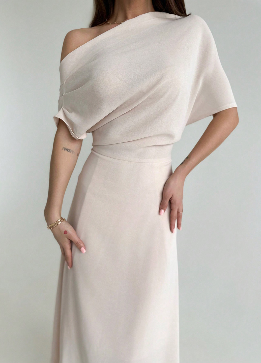 Айвори вечернее платье клеш, с открытой спиной SHEIN однотонное