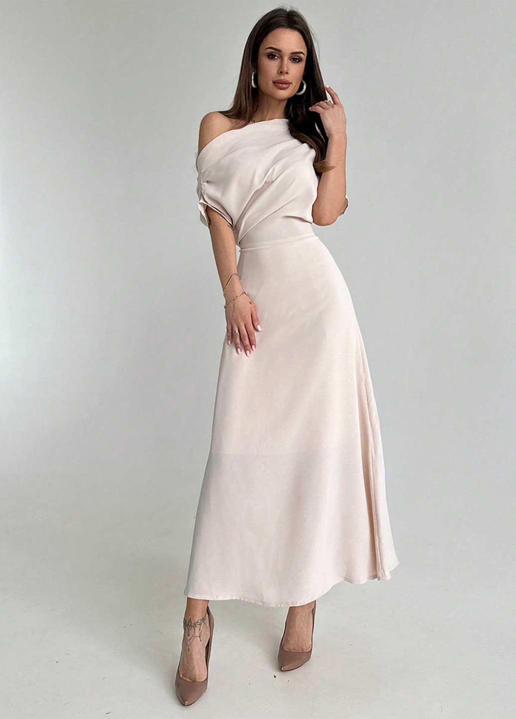 Айвори вечернее платье клеш, с открытой спиной SHEIN однотонное