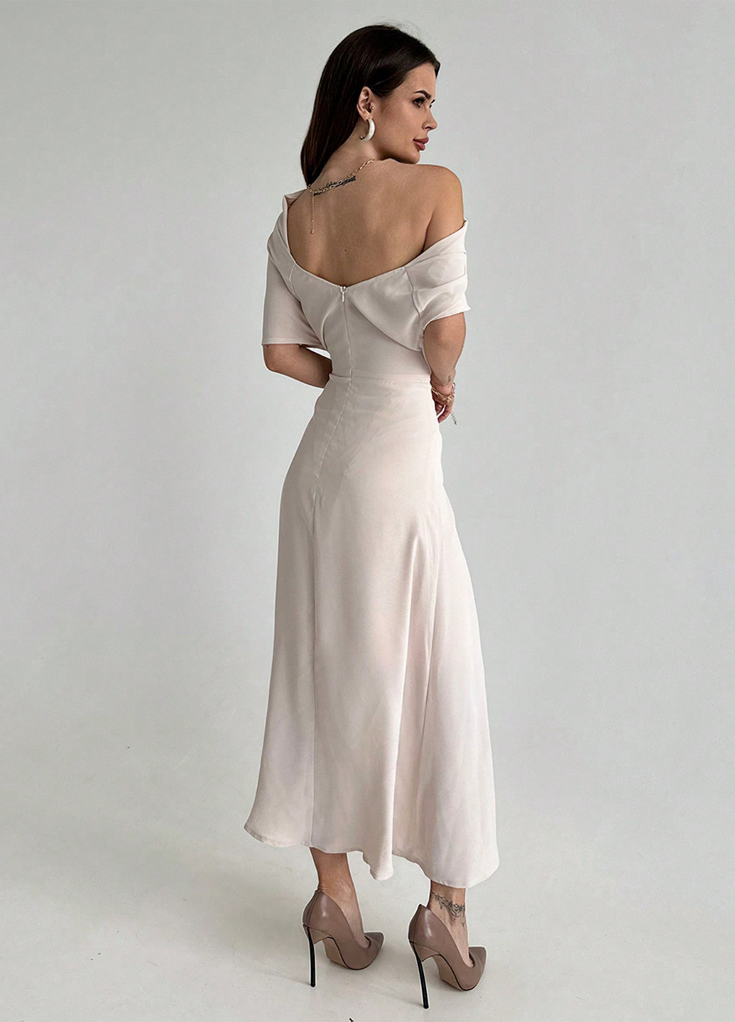 Айвори вечернее платье клеш, с открытой спиной SHEIN однотонное