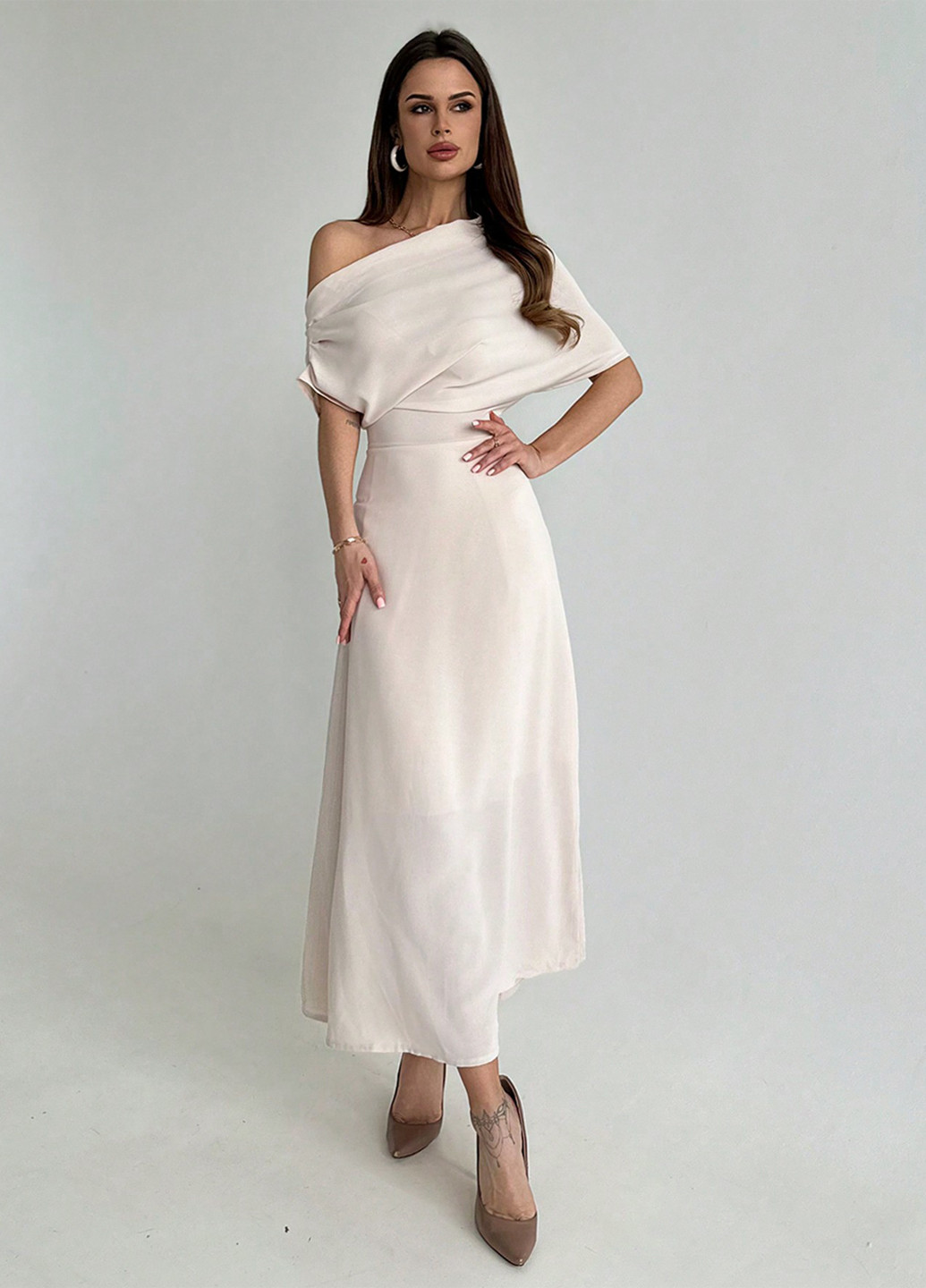 Айвори вечернее платье клеш, с открытой спиной SHEIN однотонное