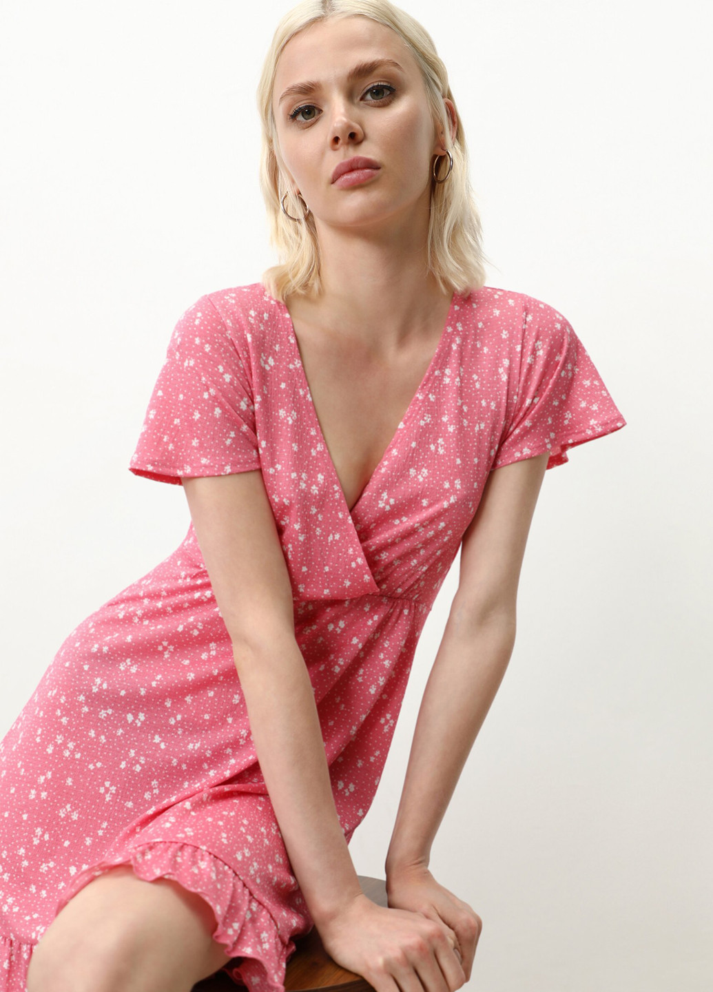 Розовое кэжуал платье на запах Lefties с цветочным принтом