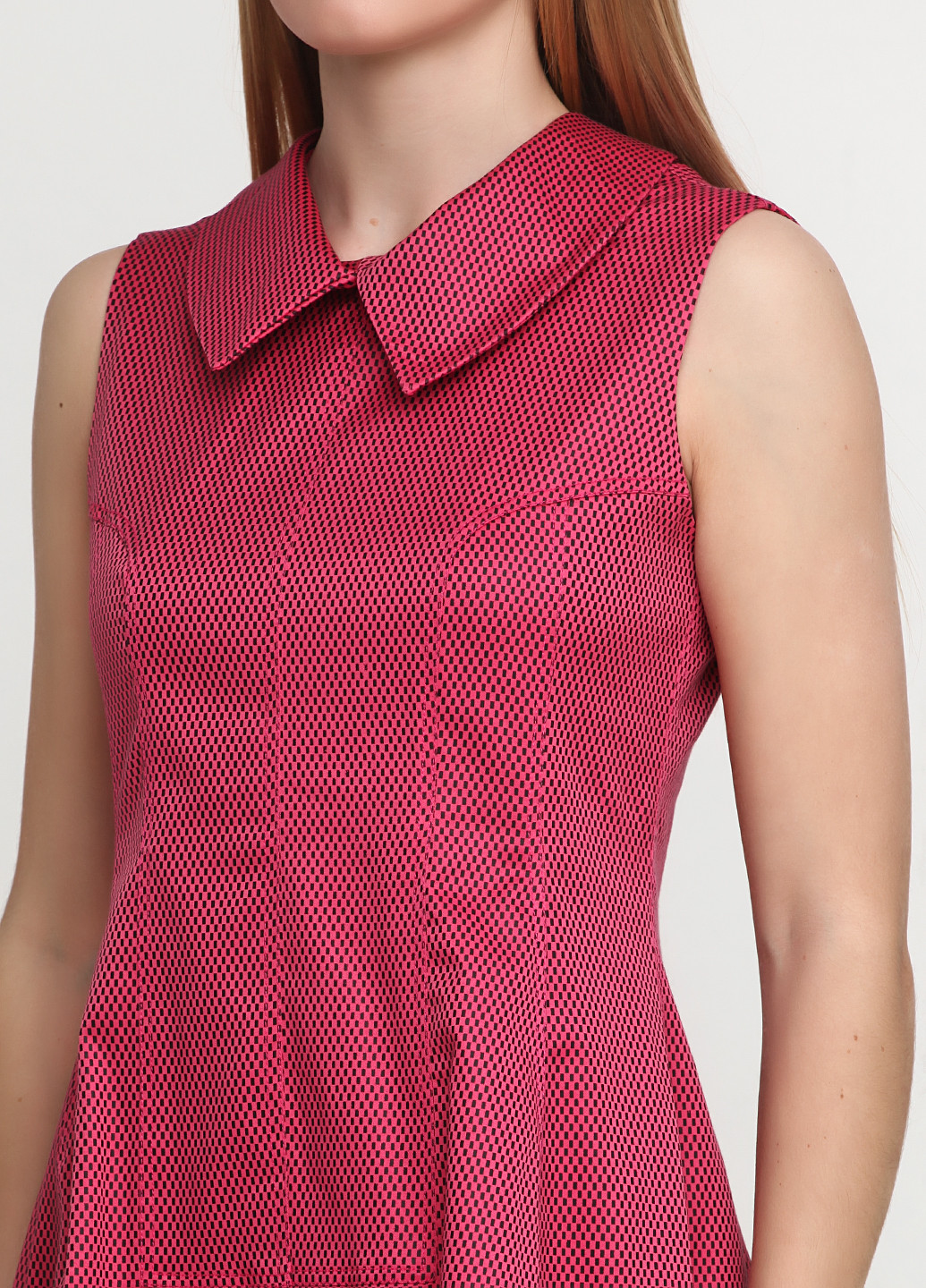Фуксиновое (цвета Фуксия) кэжуал платье Sassofono с геометрическим узором