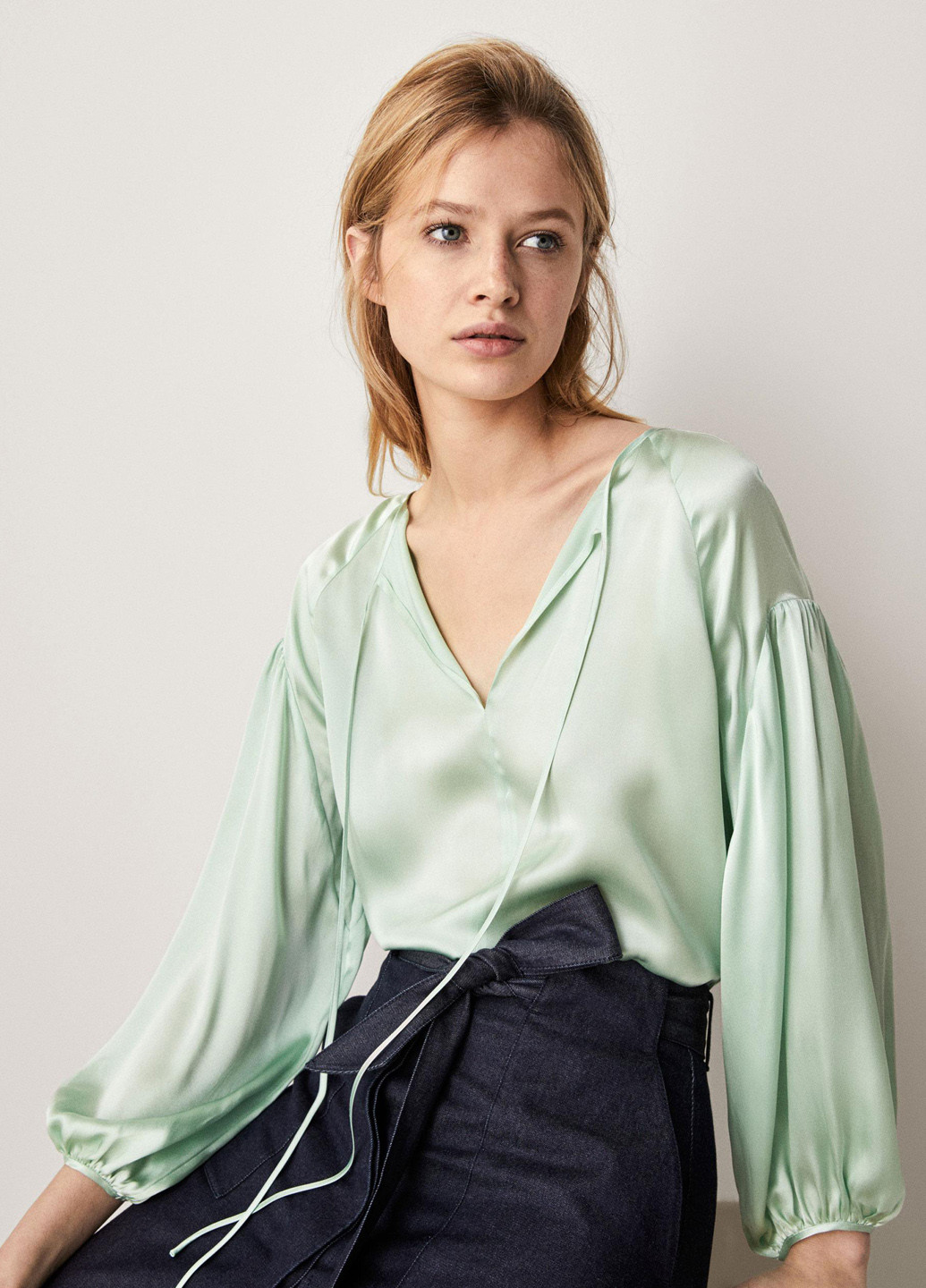 Бледно-зеленая демисезонная блуза Massimo Dutti