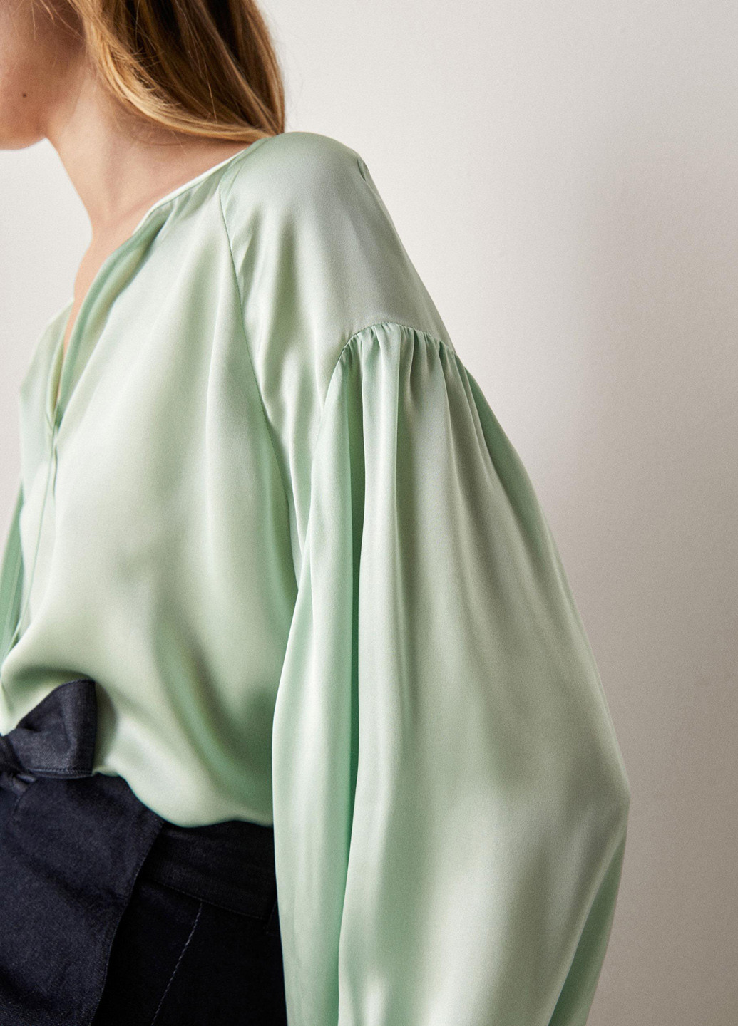 Блідо-зелена демісезонна блуза Massimo Dutti