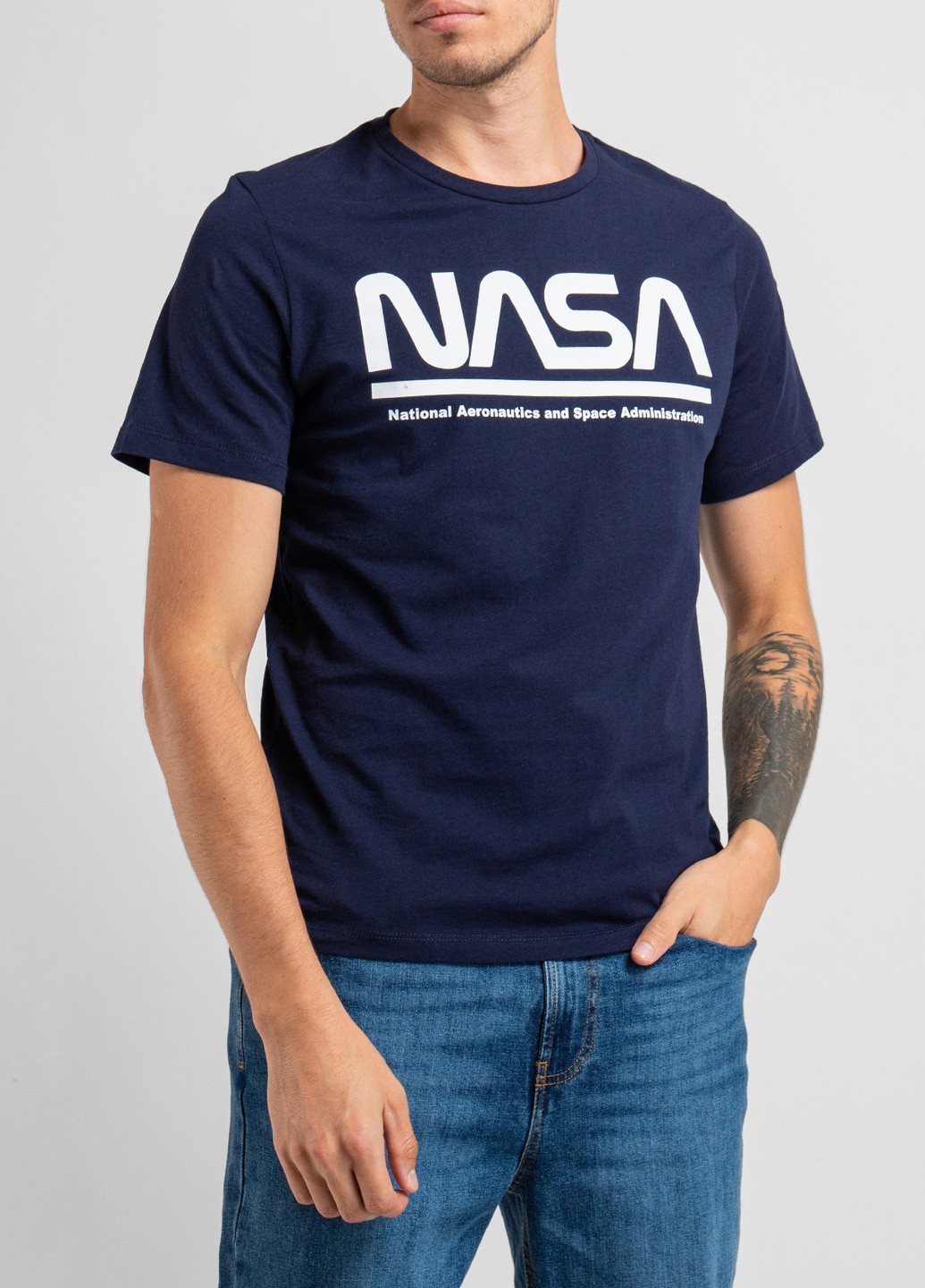 Темно-синяя черная футболка с логотипом Nasa