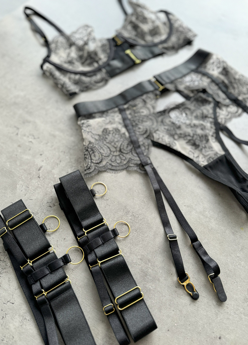 Чорний демісезонний комплект (бюстгальтер, трусики, пояс, підв'язки) NOVA VEGA