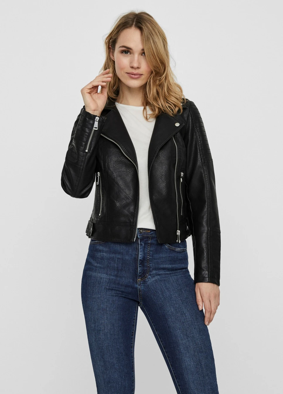 Черная демисезонная куртка Vero Moda