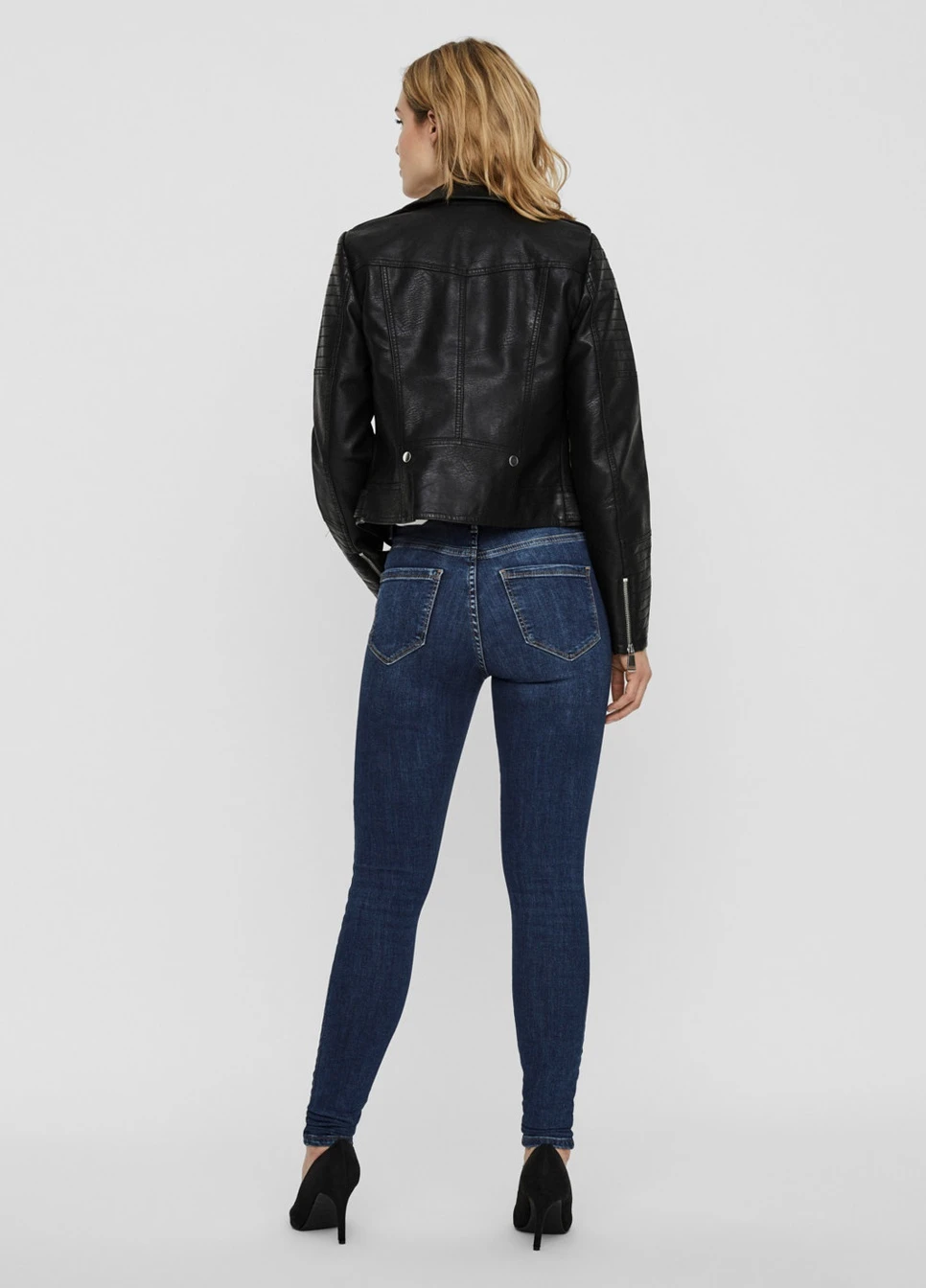 Черная демисезонная куртка Vero Moda