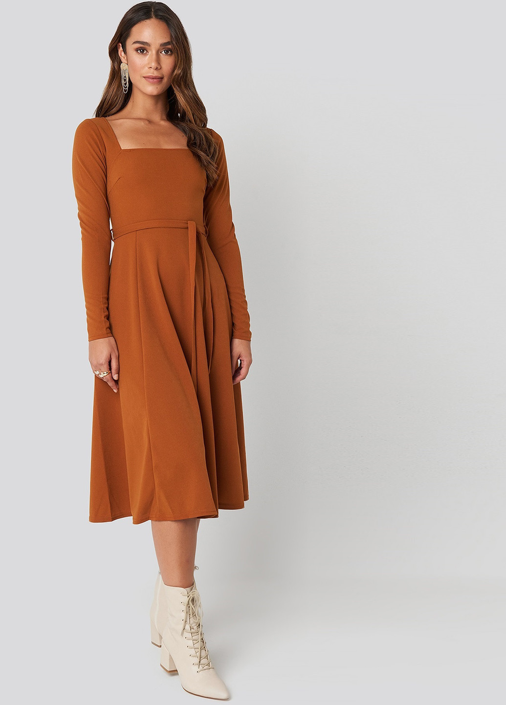 Світло-коричнева кежуал сукня кльош NA-KD однотонна