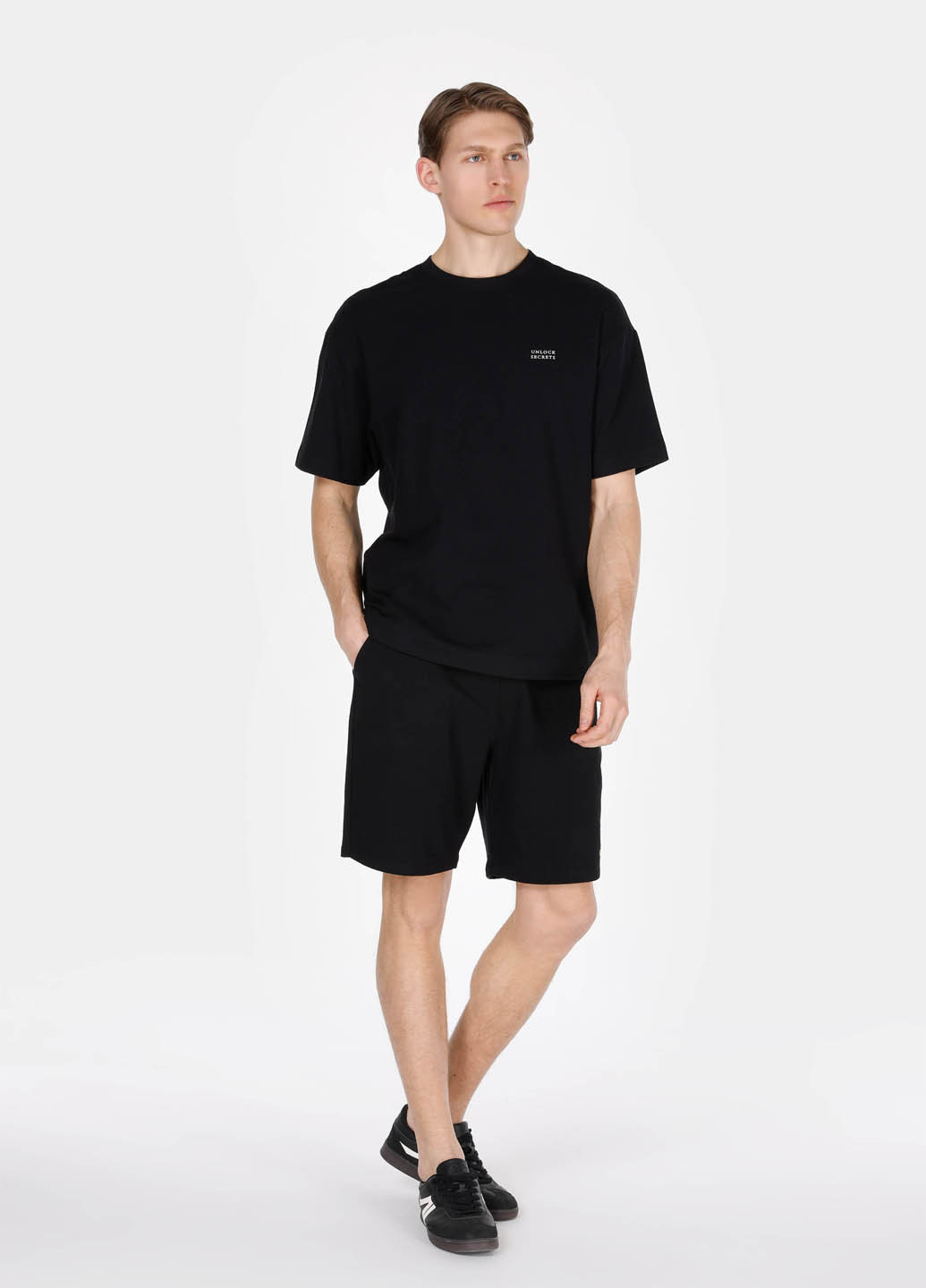 Черная футболка Colin's