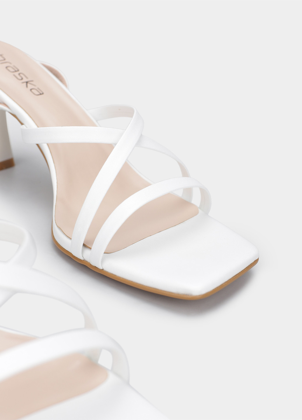 Белые босоножки Braska с ремешком плетение