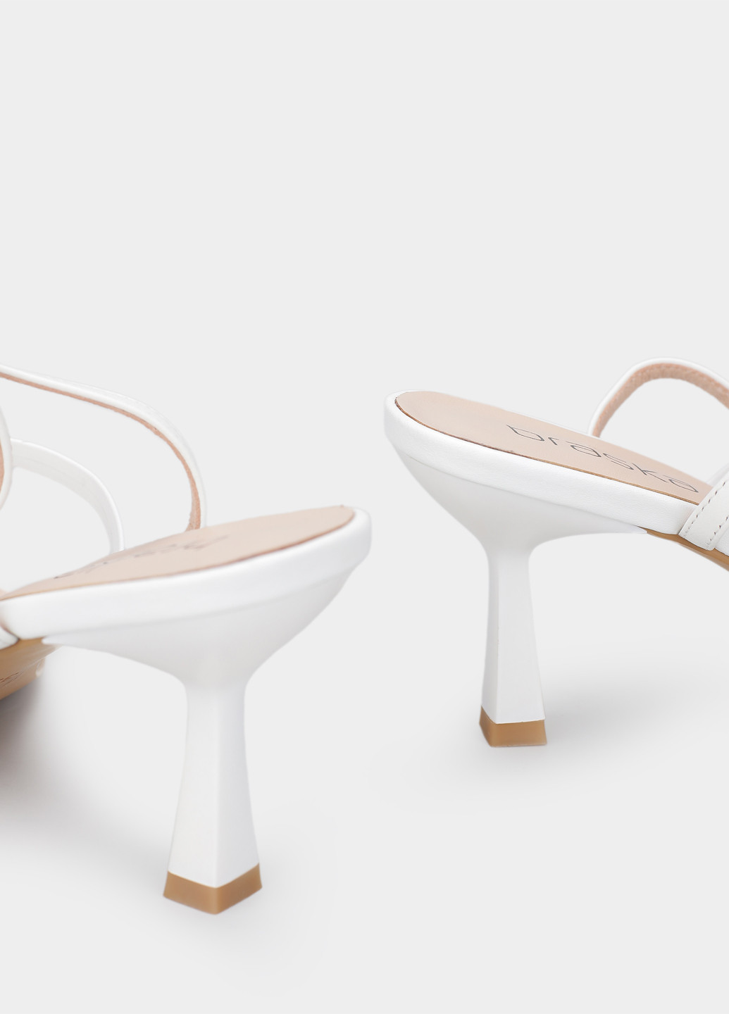 Белые босоножки Braska с ремешком плетение