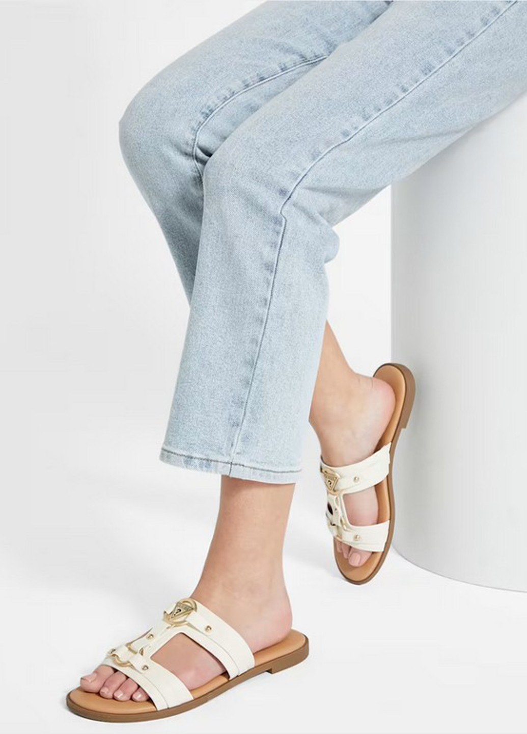Молочные шлепанцы Guess с заклепками