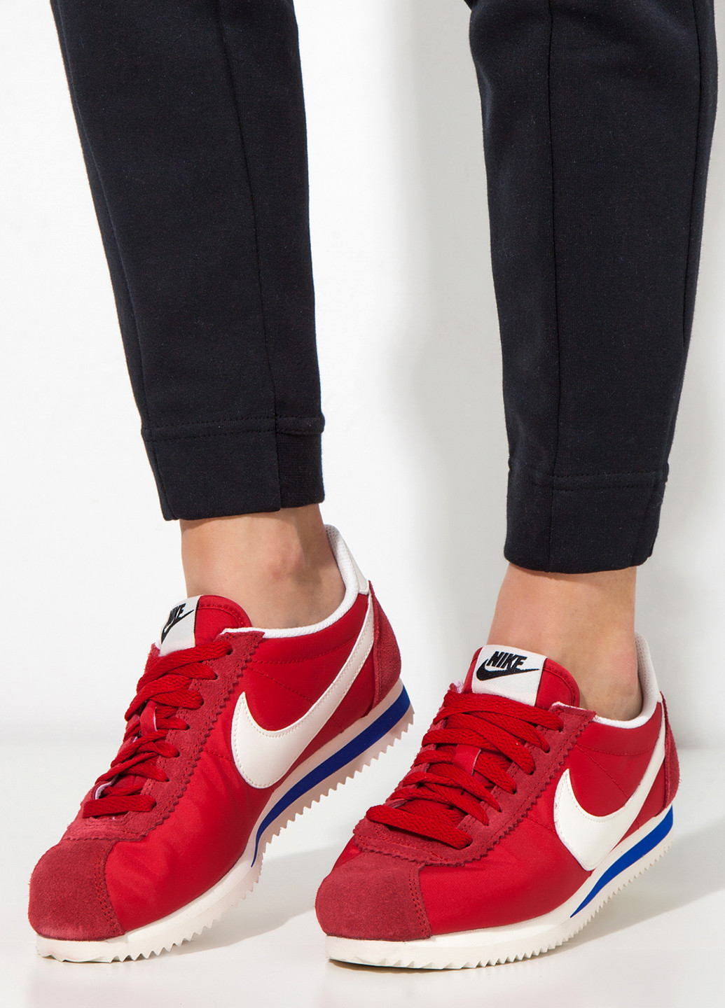 Красные всесезонные кроссовки Nike